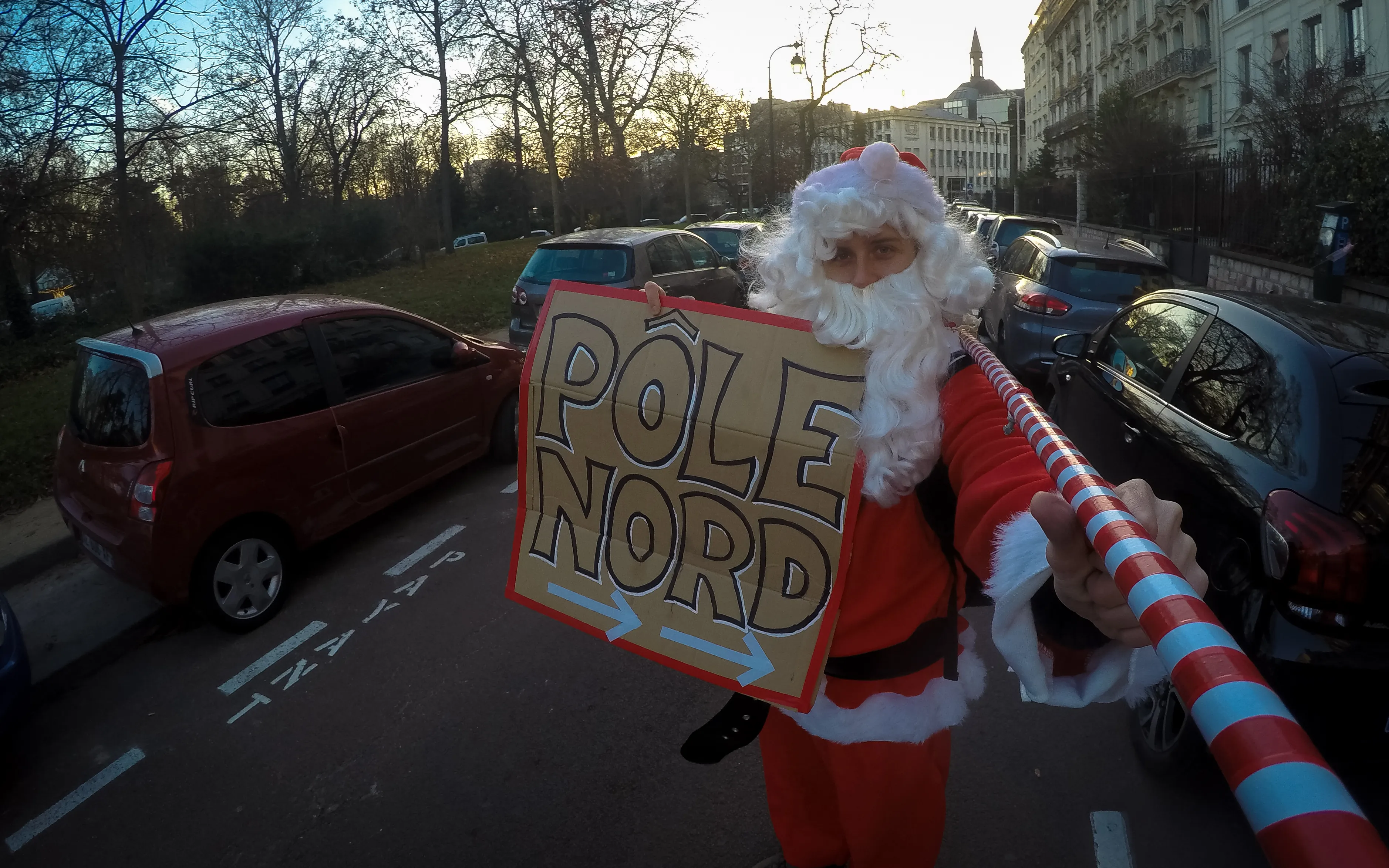 Paris - Laponie en stop déguisé en père Noël